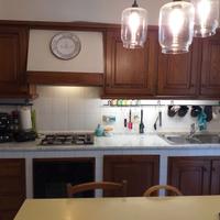 Cucina in castagno con ripiano in marmo