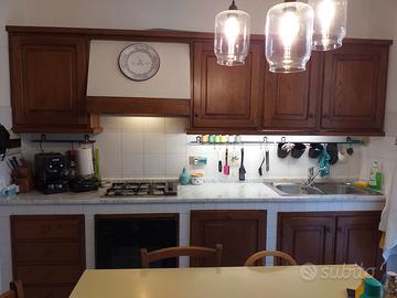 Cucina in castagno con ripiano in marmo