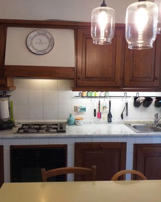 Cucina in castagno con ripiano in marmo