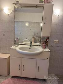 Mobile bagno con lavabo, top in marmo e specchiera