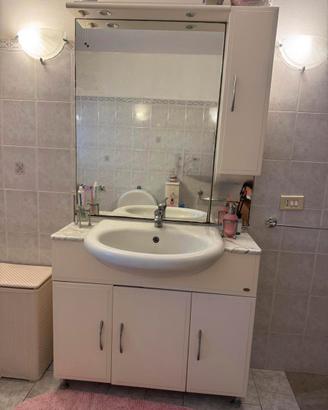 Mobile bagno con lavabo, top in marmo e specchiera