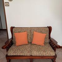 Divano con struttura in legno