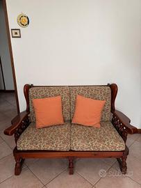 Divano con struttura in legno