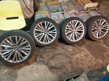 Pneumatici con cerchi 