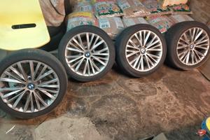 Pneumatici con cerchi 