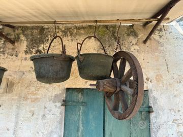 Oggetti antichi rustici: paioli, ruota, lanterna