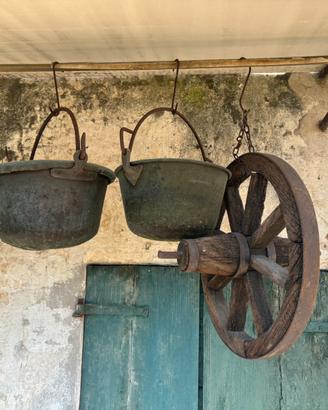 Oggetti antichi rustici: paioli, ruota, lanterna