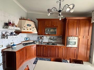 Cucina angolare in legno con elettrodomestici