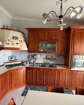 Cucina angolare in legno con elettrodomestici