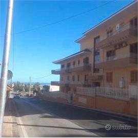 Attico libero d'arredi vista mare