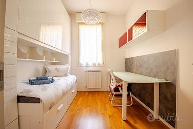 Scrivania moderna + sedia ergonomica