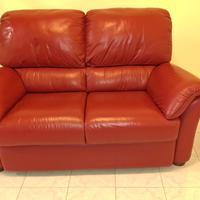 Divano rosso in pelle