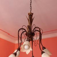 Lampadario con lampada da tavolo e applique