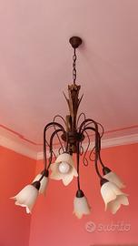 Lampadario con lampada da tavolo e applique