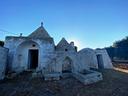 gruppo-di-trulli-con-terreno-agro-di-ostuni
