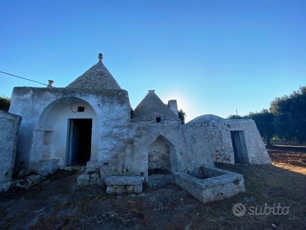 GRUPPO di TRULLI con TERRENO - AGRO di OSTUNI