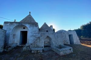 GRUPPO di TRULLI con TERRENO - AGRO di OSTUNI