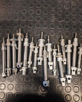 Lotto 16 pistoni pneumatici Festo SMC