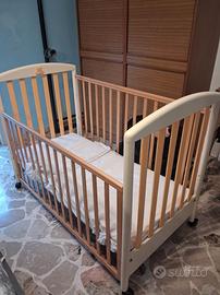 Culla per bambini in legno e beige con orsetto