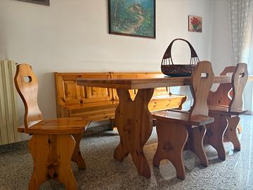 Tavolo in pino russo con sedie e panche