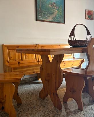 Tavolo in pino russo con sedie e panche