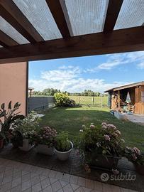 Porzione centrale su 2livelli con giardino privato