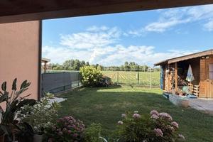 Porzione centrale su 2livelli con giardino privato