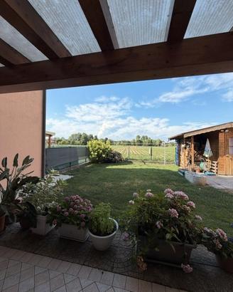 Porzione centrale su 2livelli con giardino privato