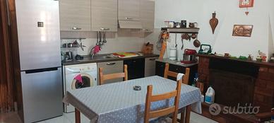 appartamento con entrata indip a P.T +corte comune