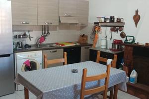 appartamento con entrata indip a P.T +corte comune