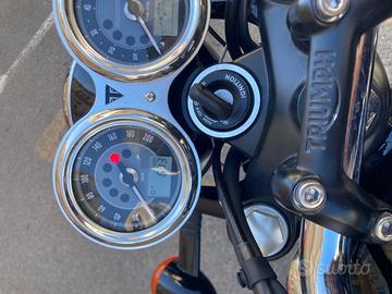 moto TRIUMPH