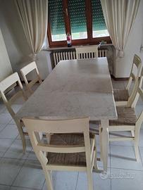 piccola credenza più tavolo con sedie 