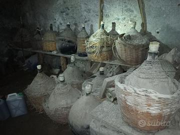 Antiche damigiane vintage copertura in vimini