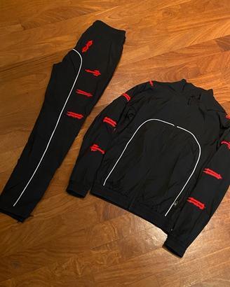 Trapstar– Completo tecnico ricamato Red & Black