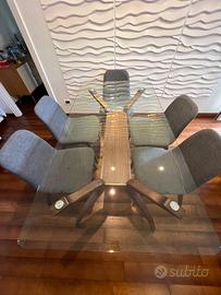 Tavolo in legno e vetro con sedie