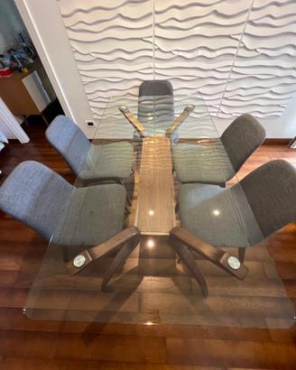 Tavolo in legno e vetro con sedie