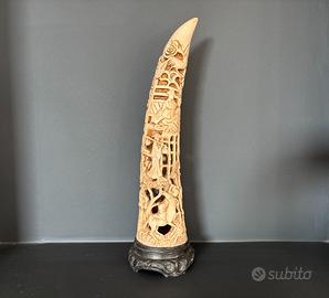 Scultura orientale vintage a forma di zanna