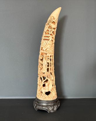 Scultura orientale vintage a forma di zanna