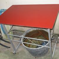 Tavolino metallo con supporto vetro