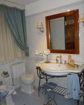 MOBILI E SANITARI BAGNO