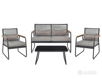 Salottino da giardino con tavolo