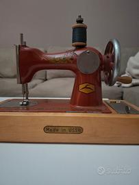 Macchina da cucire MADE IN USSR  da collezione