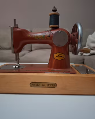 Macchina da cucire MADE IN USSR  da collezione