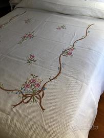 Coperta in piquet di cotone écru ricamata