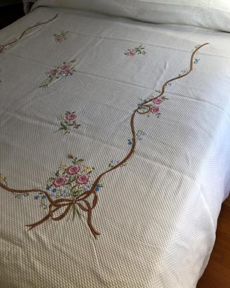 Coperta in piquet di cotone écru ricamata