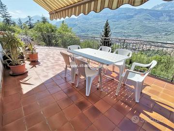 VILLA SINGOLA DI PREGIO CON VISTA SULLA CITTA'