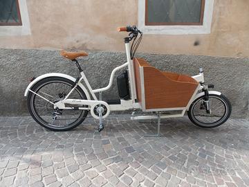 Bici Cargo Long John a pedalata assistita