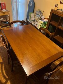 Tavolo e sedie in legno