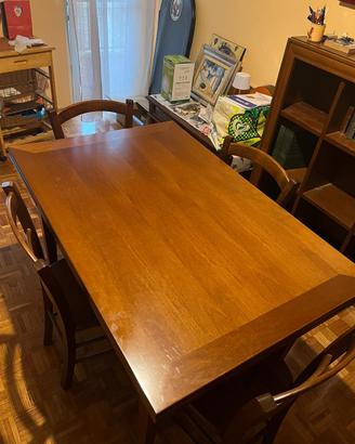 Tavolo e sedie in legno