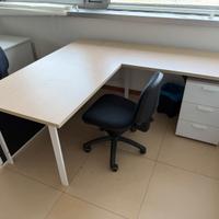 Scrivania angolare ufficio con cassettiera